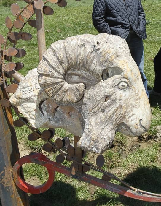 Una gran escultura recuerda a José María Hernández en la Senda de Ursi