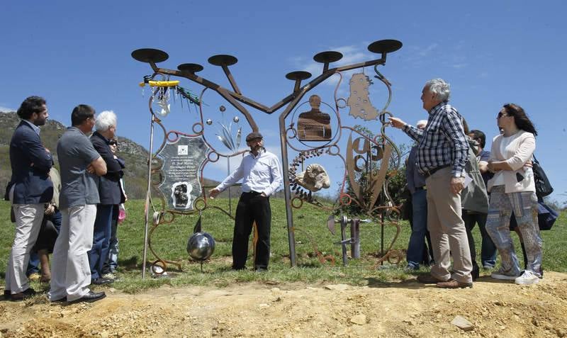 Una gran escultura recuerda a José María Hernández en la Senda de Ursi