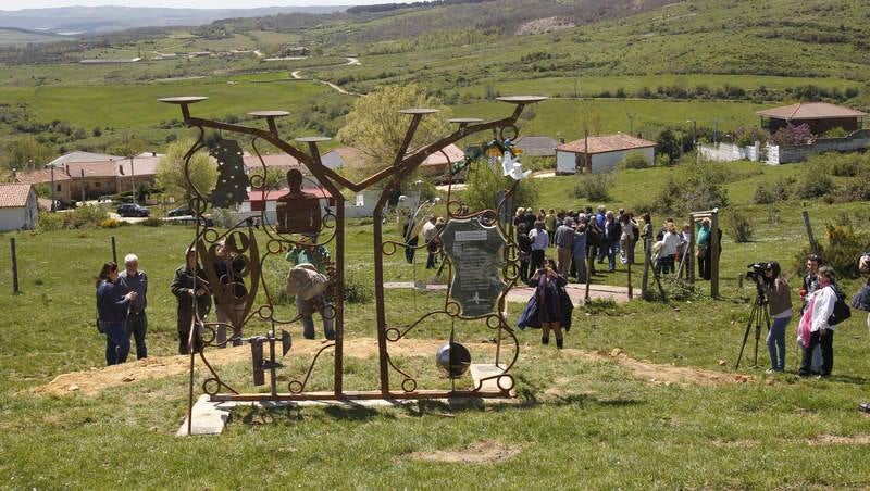 Una gran escultura recuerda a José María Hernández en la Senda de Ursi