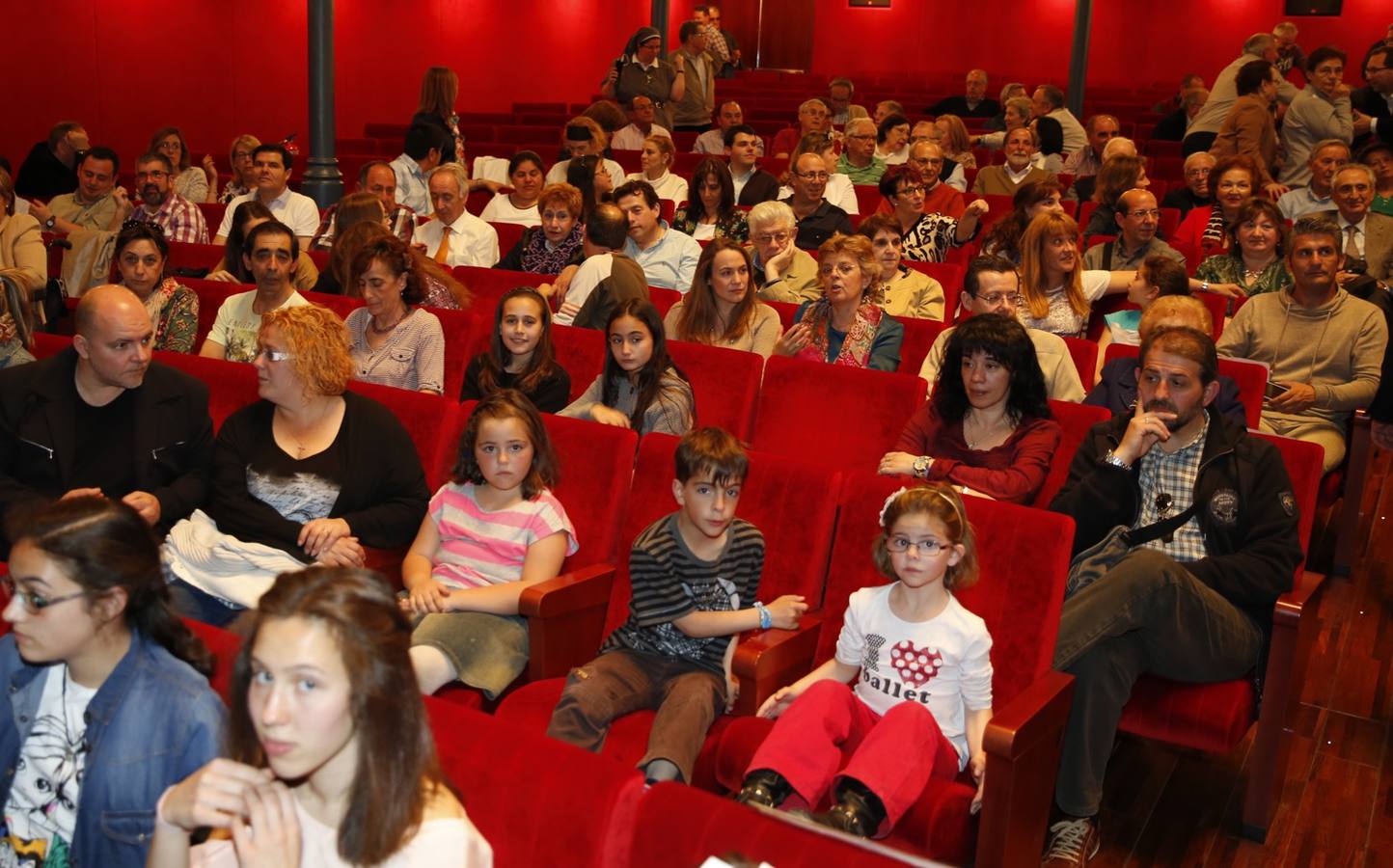 El Teatro Zorrilla de Valladolid se llena de poesía y música en el homenaje a Martín Descalzo