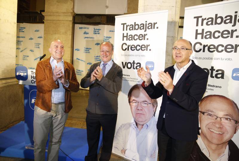 Valladolid. Carnero, León de la Riva y Ruiz Medrano colocan los carteles del PP en la Plaza Mayor.