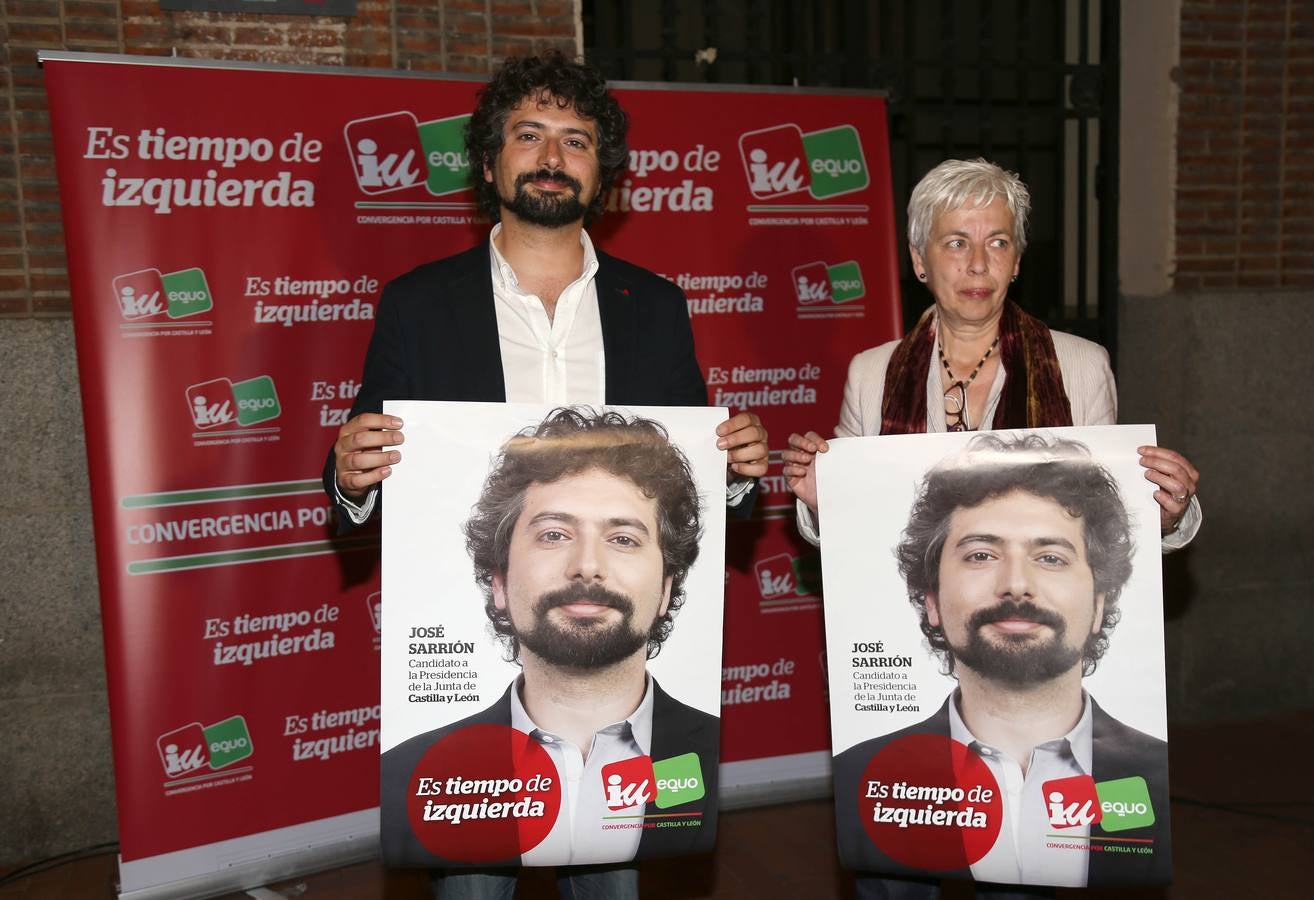 Valladolid. El candidato a la junta por IU, José Sarrión, comienza la campaña con la pegada de carteles en la Plaza España de Valladolid, junto a Carmen Alonso, número dos a las Cortes.