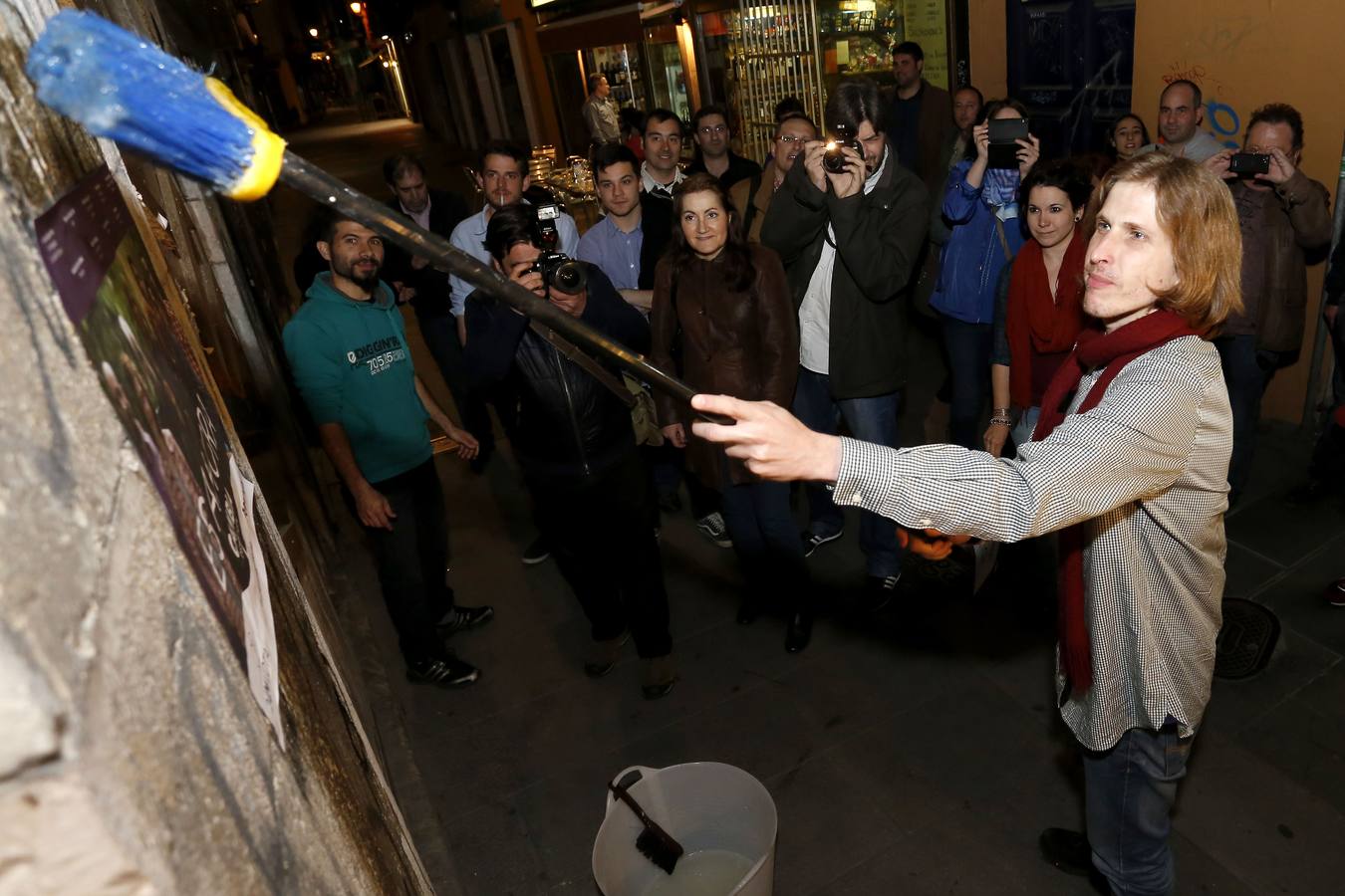 León. El candidato a la Presidencia de la Junta por Podemos, Pablo Fernández, inicia la campaña electoral con la tradicional pegada de carteles en la capital leonesa.