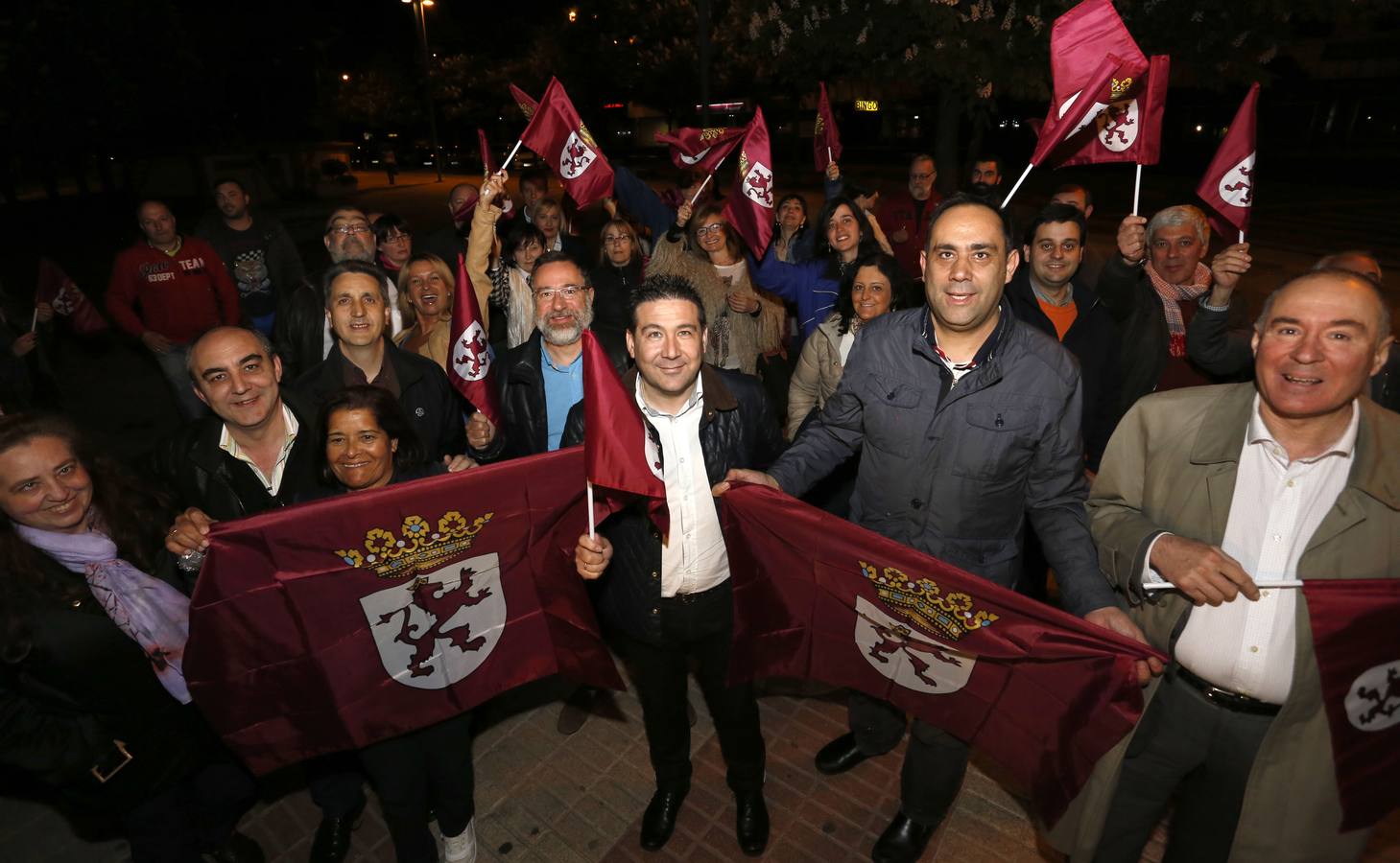León. El número uno a las Cortes de Castilla y León por la UPL, Luis Mariano Santos, inicia la campaña electoral con la tradicional pegada de carteles en la capital leonesa