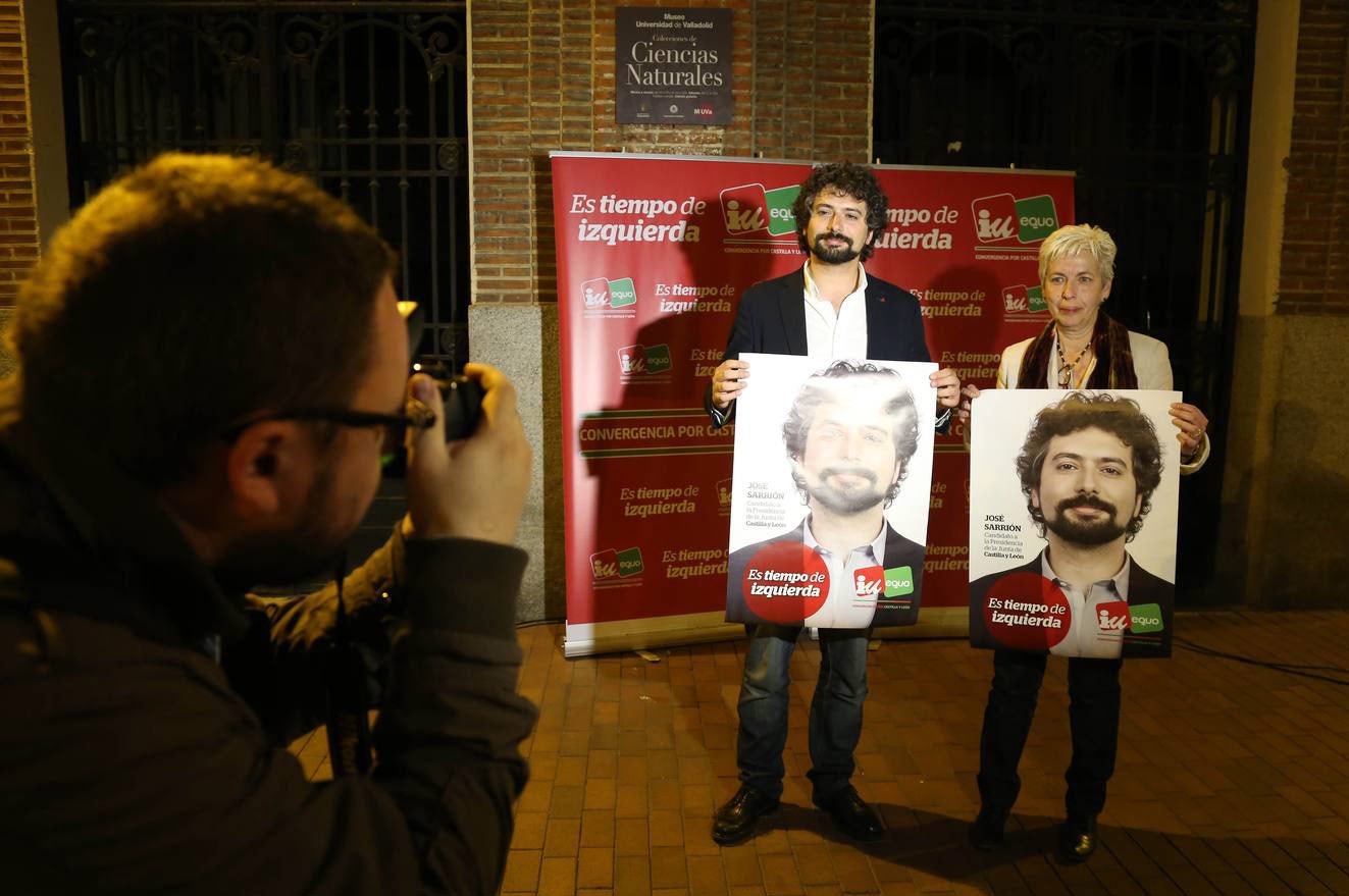 Valladolid. El candidato a la Junta por IU, José Sarrión, comienza la campaña con la pegada de carteles en la Plaza España de Valladolid, junto a Carmen Alonso, número dos a las Cortes.