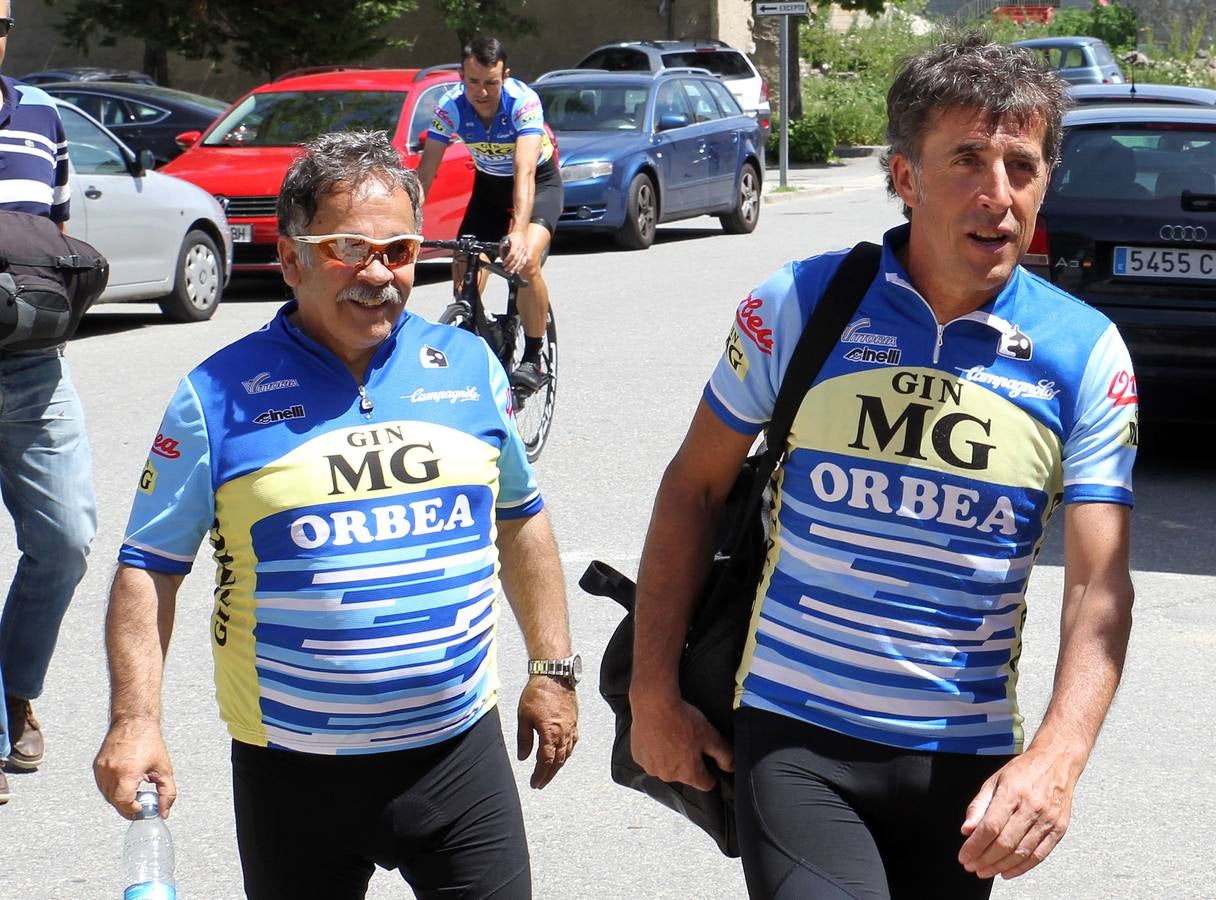 El exciclista Pedro Delgado celebra con amigos el triunfo épico de la etapa con la que consiguió el jersey amarillo en 1985