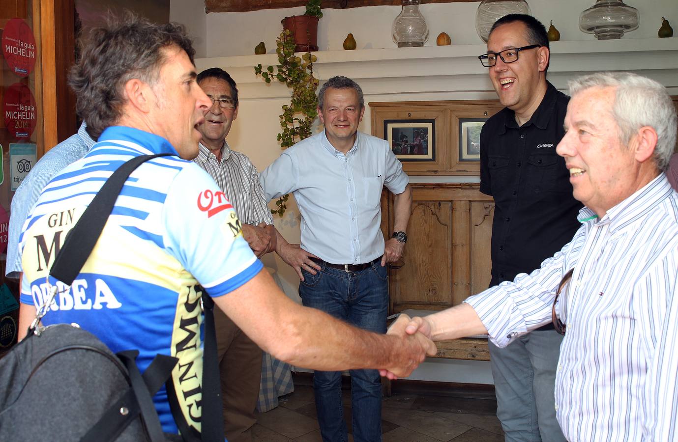 El exciclista Pedro Delgado celebra con amigos el triunfo épico de la etapa con la que consiguió el jersey amarillo en 1985
