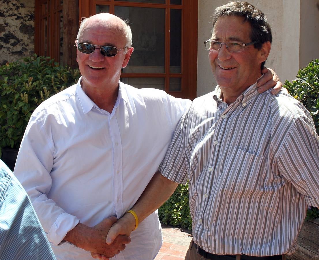 El exciclista Pedro Delgado celebra con amigos el triunfo épico de la etapa con la que consiguió el jersey amarillo en 1985