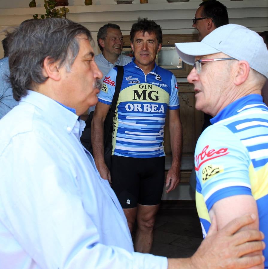 El exciclista Pedro Delgado celebra con amigos el triunfo épico de la etapa con la que consiguió el jersey amarillo en 1985
