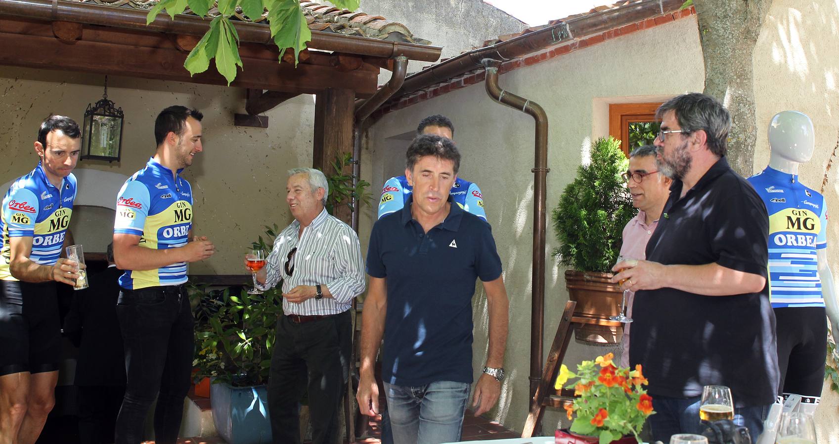 El exciclista Pedro Delgado celebra con amigos el triunfo épico de la etapa con la que consiguió el jersey amarillo en 1985