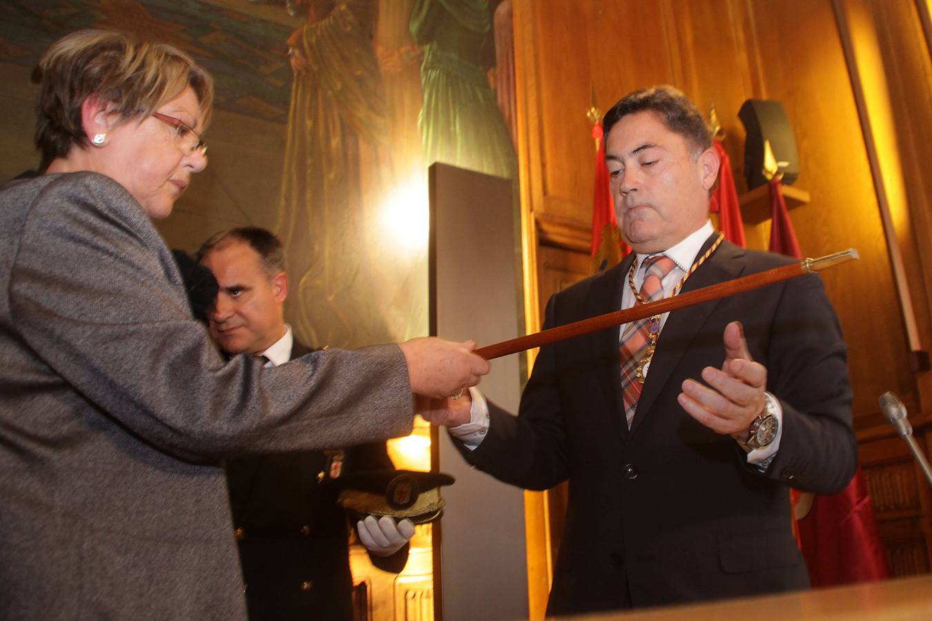 30.05.14 Marcos Martínez recibe el bastón de mando como presidente de la Diputación de León en sustitucion de la asesinada Isabel Carrasco.