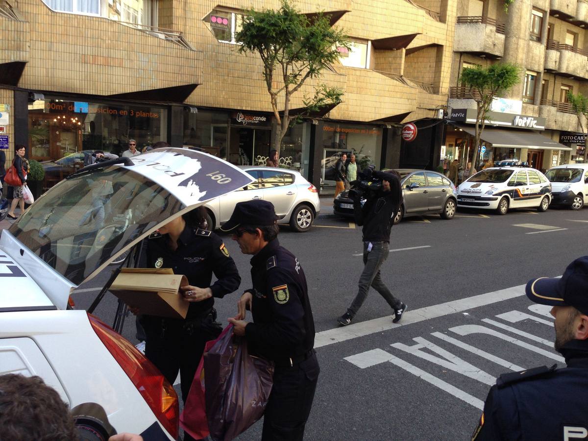 14.05.14 Agentes de la Policía Nacional descargan material recogido por la Policía Científica en la vivienda de Triana Martinez, hija de la detenida Monserrat Gonzalez por el asesinato de Isabel Carrasco.