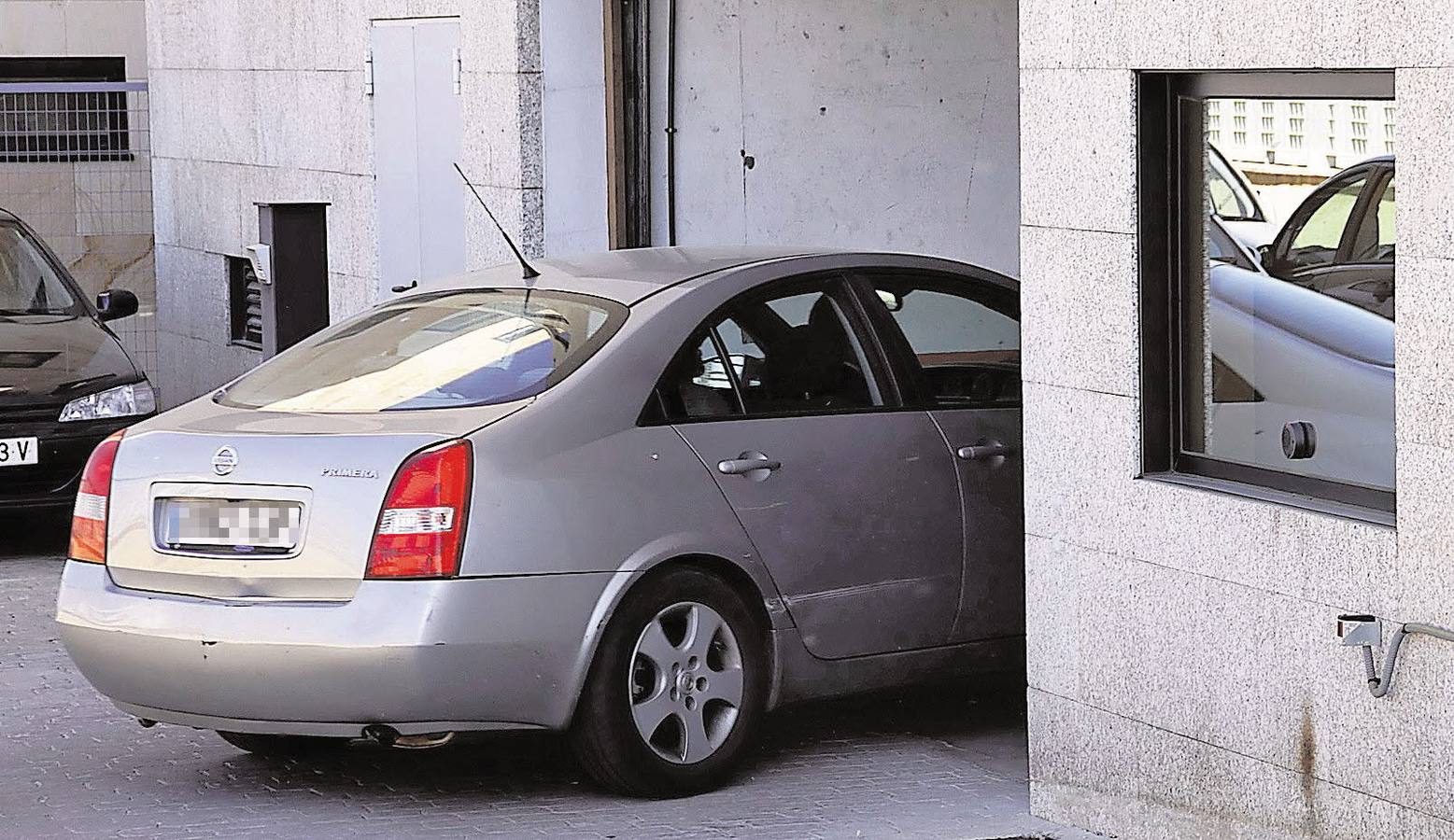 16.05.14 Raquel Gago entra a declarar en los juzgados de León en un vehículo policial camuflado.