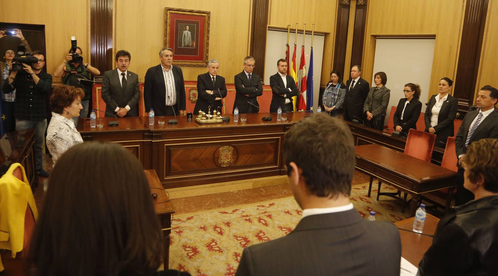 12.05.14 Los concejales de la Corporación leonesa guardan un minuto de silencio en el pleno extraordinario por el asesinato de Isabel Carrasco.