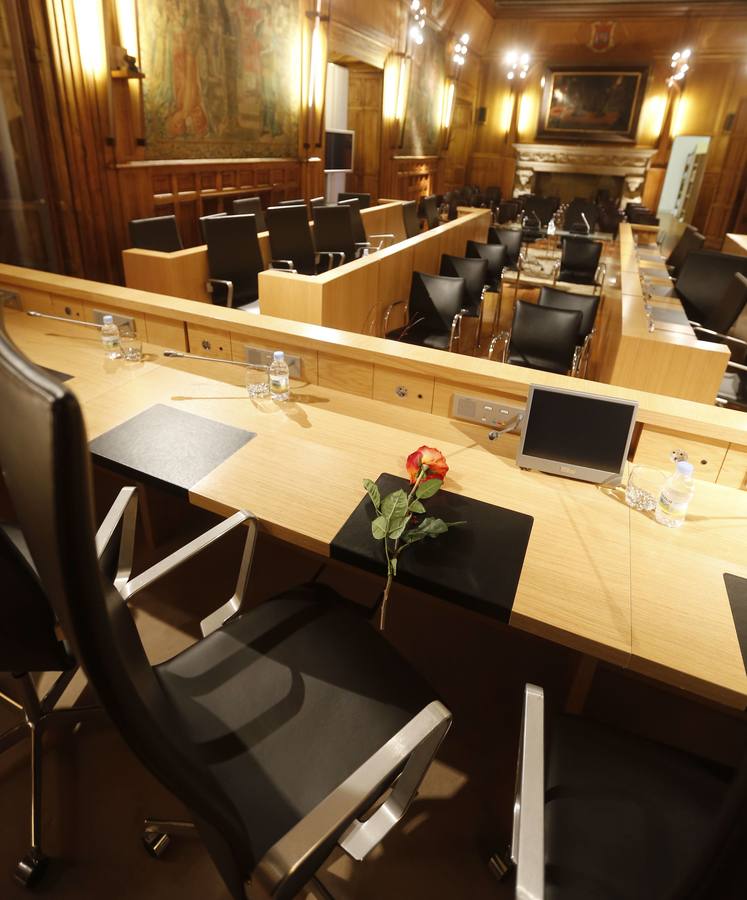 12.05.14 Una rosa, en el escaño que ocupaba, recordaba a la presidenta de la Diputación en el salón de plenos de la Diputacion de Leon.