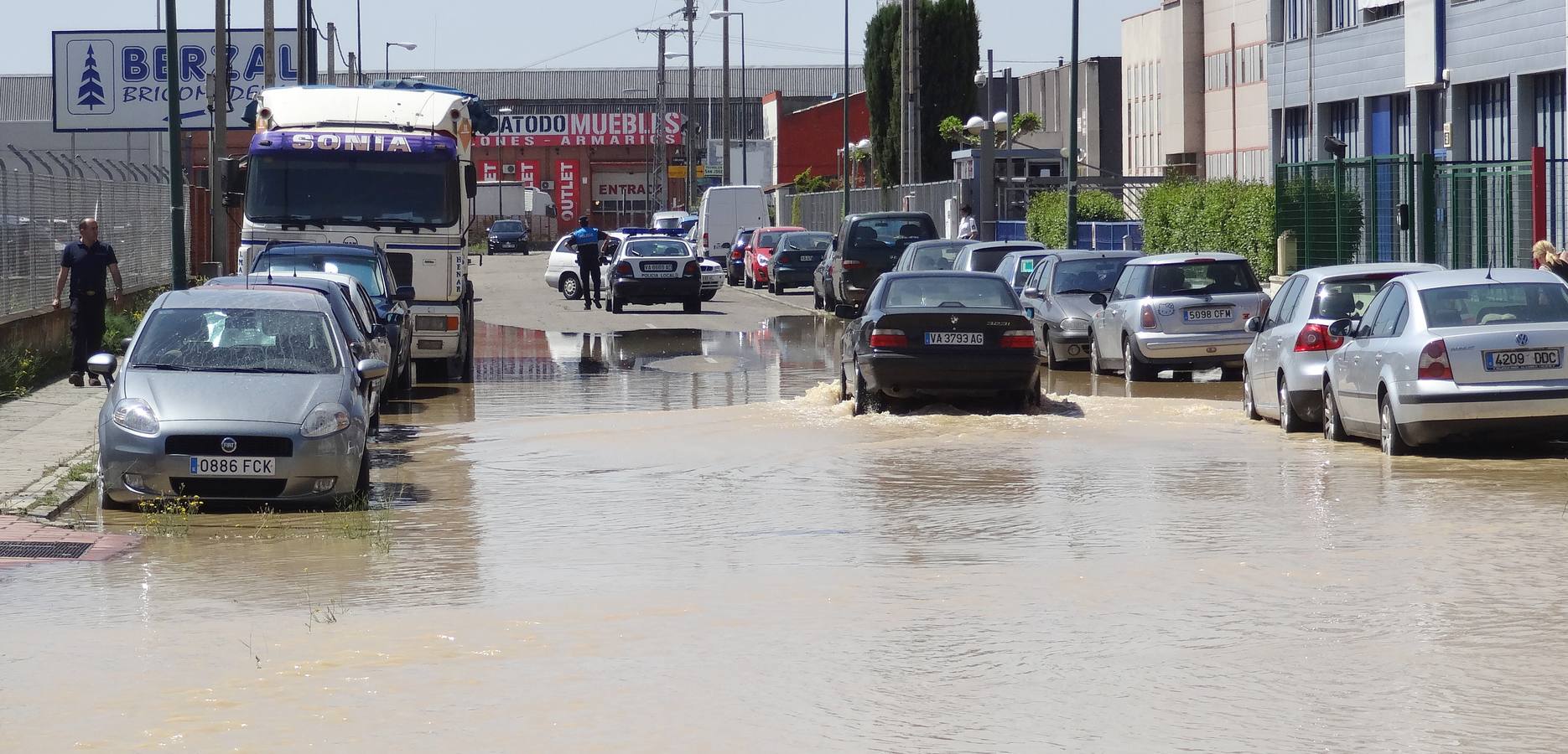 Reventón de una tubería en el polígono de Argales
