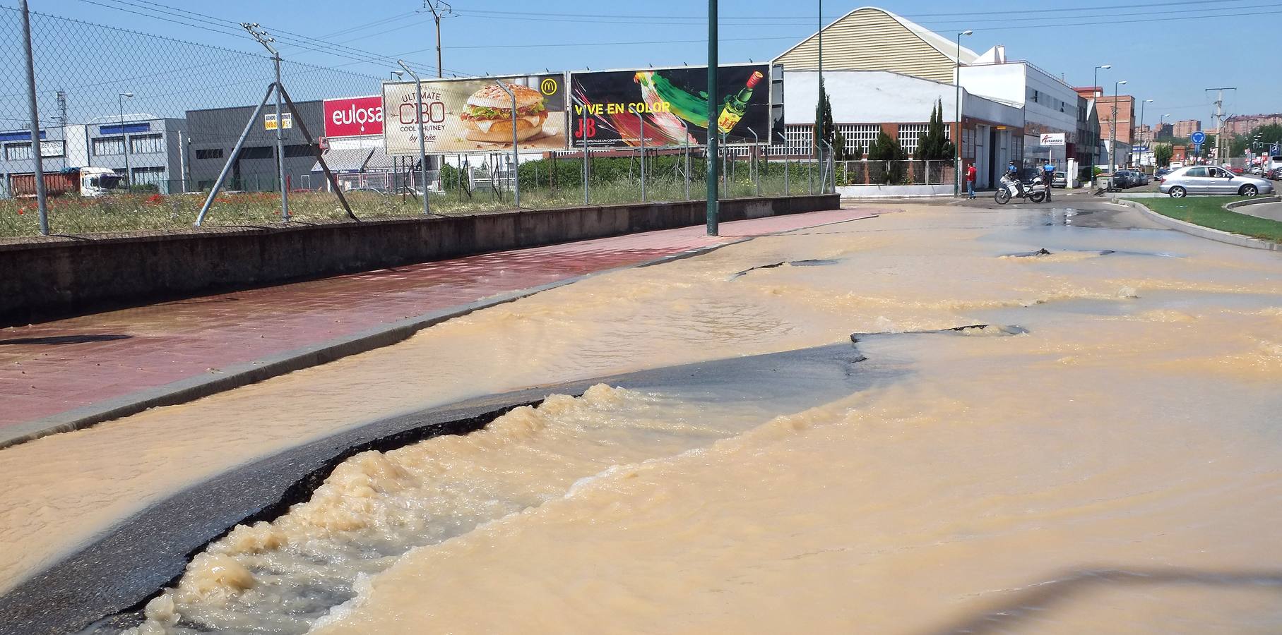 Reventón de una tubería en el polígono de Argales