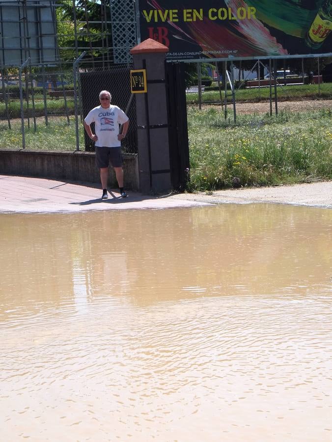 Reventón de una tubería en el polígono de Argales