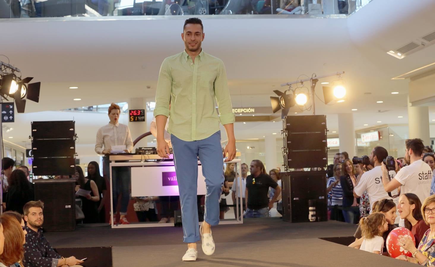 Bimba Bosé y Jesús Castro apadrinan un desfile de moda en Vallsur