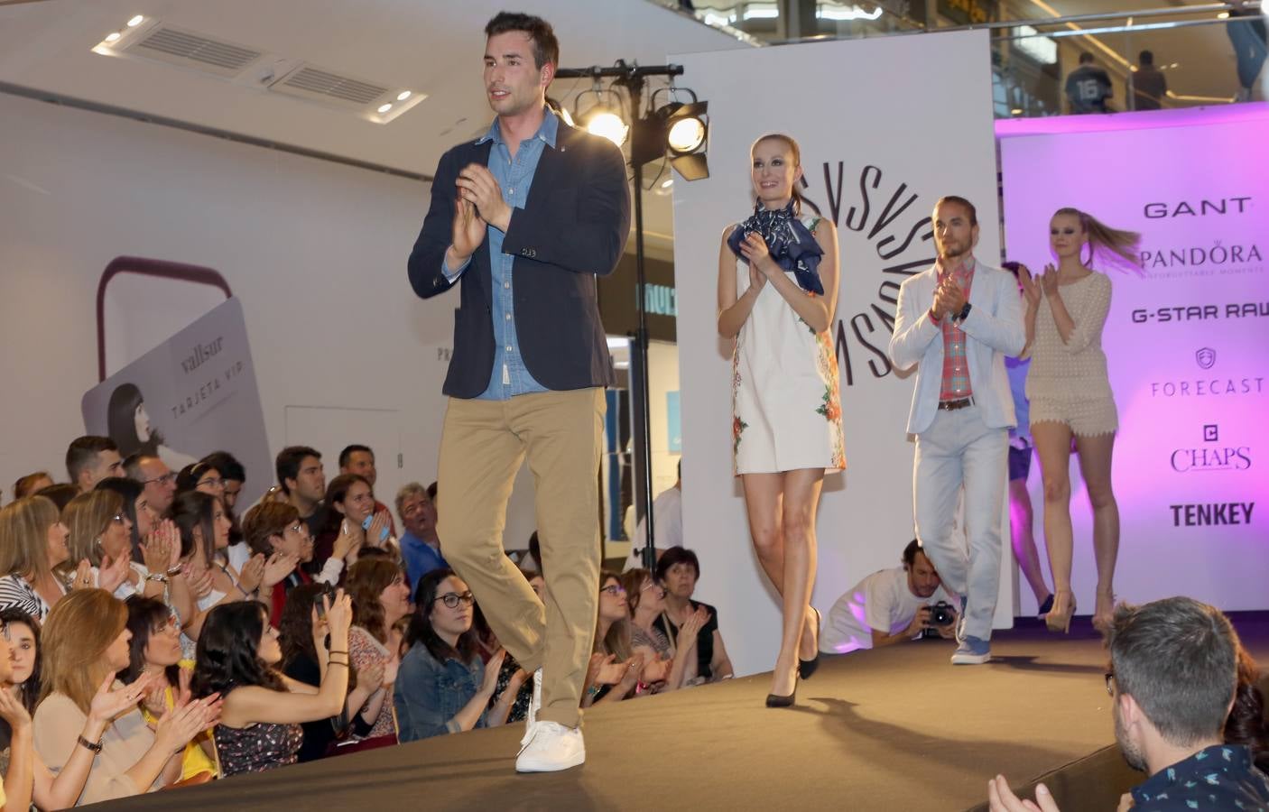 Bimba Bosé y Jesús Castro apadrinan un desfile de moda en Vallsur