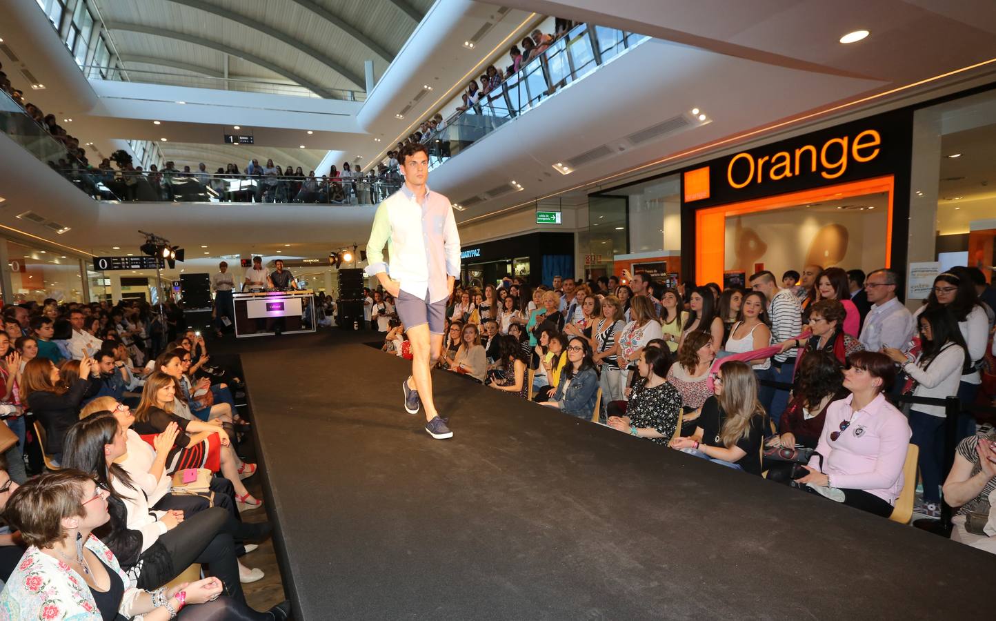 Bimba Bosé y Jesús Castro apadrinan un desfile de moda en Vallsur