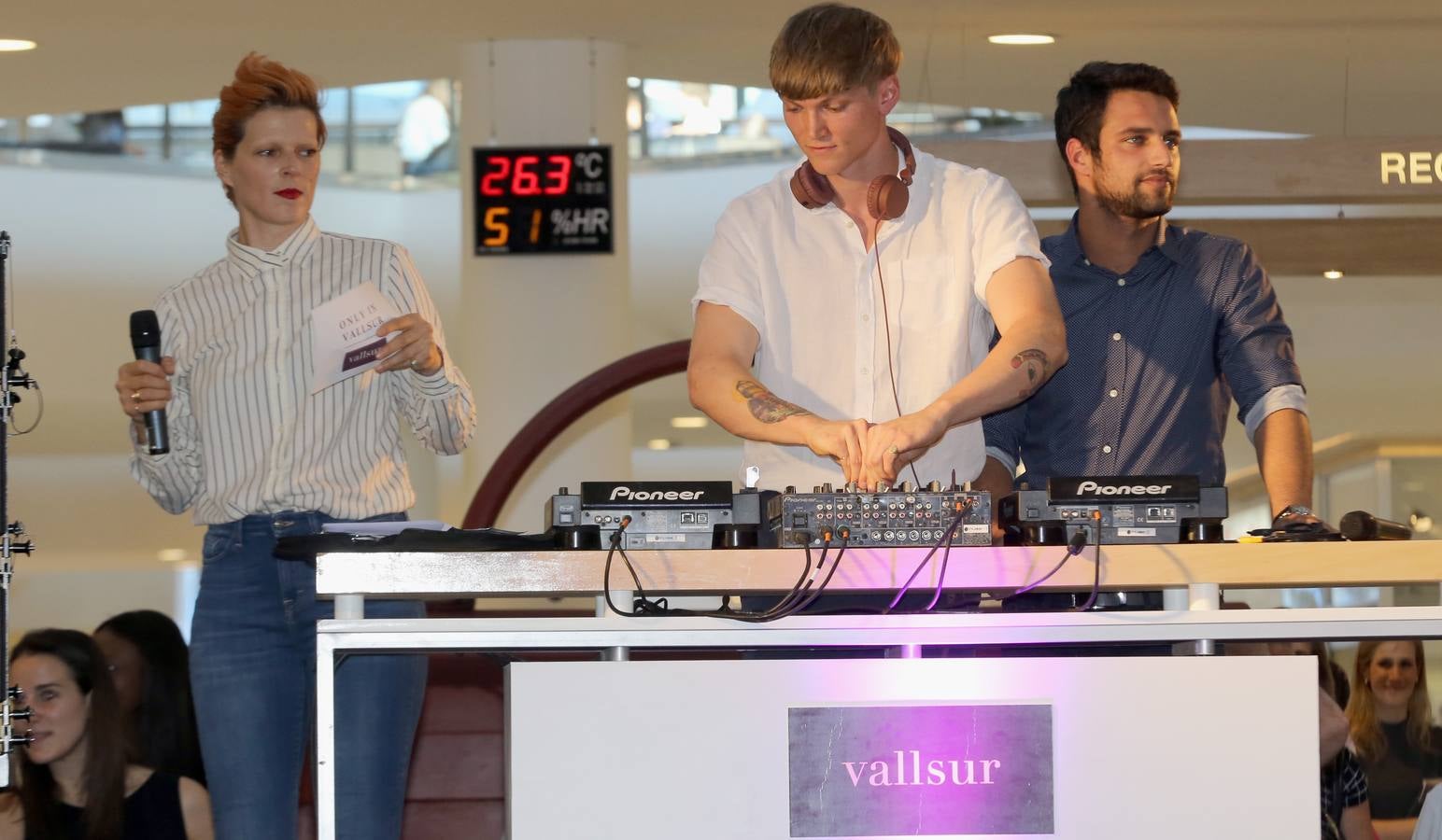 Bimba Bosé y Jesús Castro apadrinan un desfile de moda en Vallsur