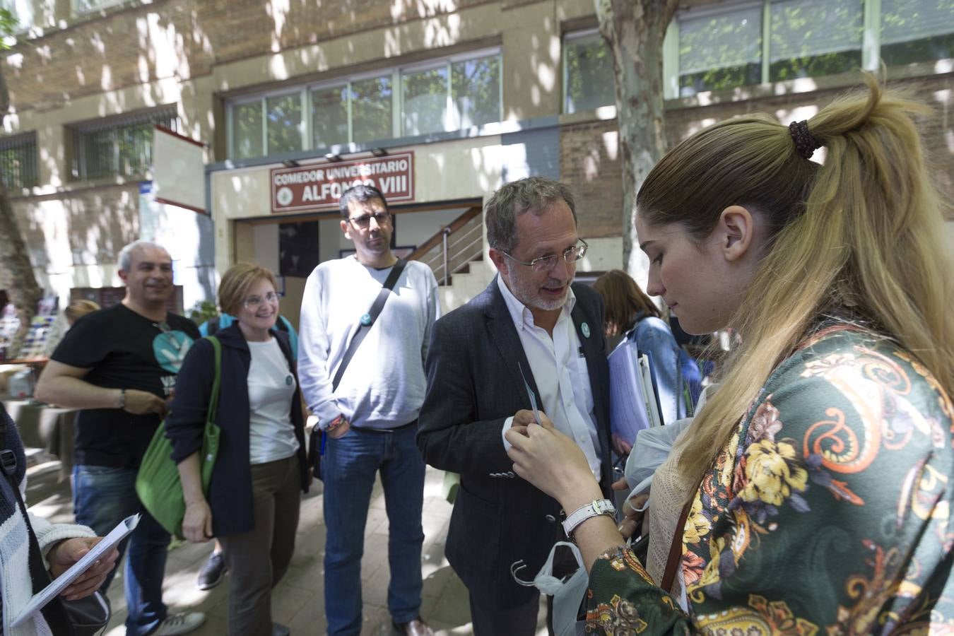 Manuel Saravia, de Valladolid Toma la Palabra, reparte folletos en un mercadillo en el Paseo del Prado de la Magdalena