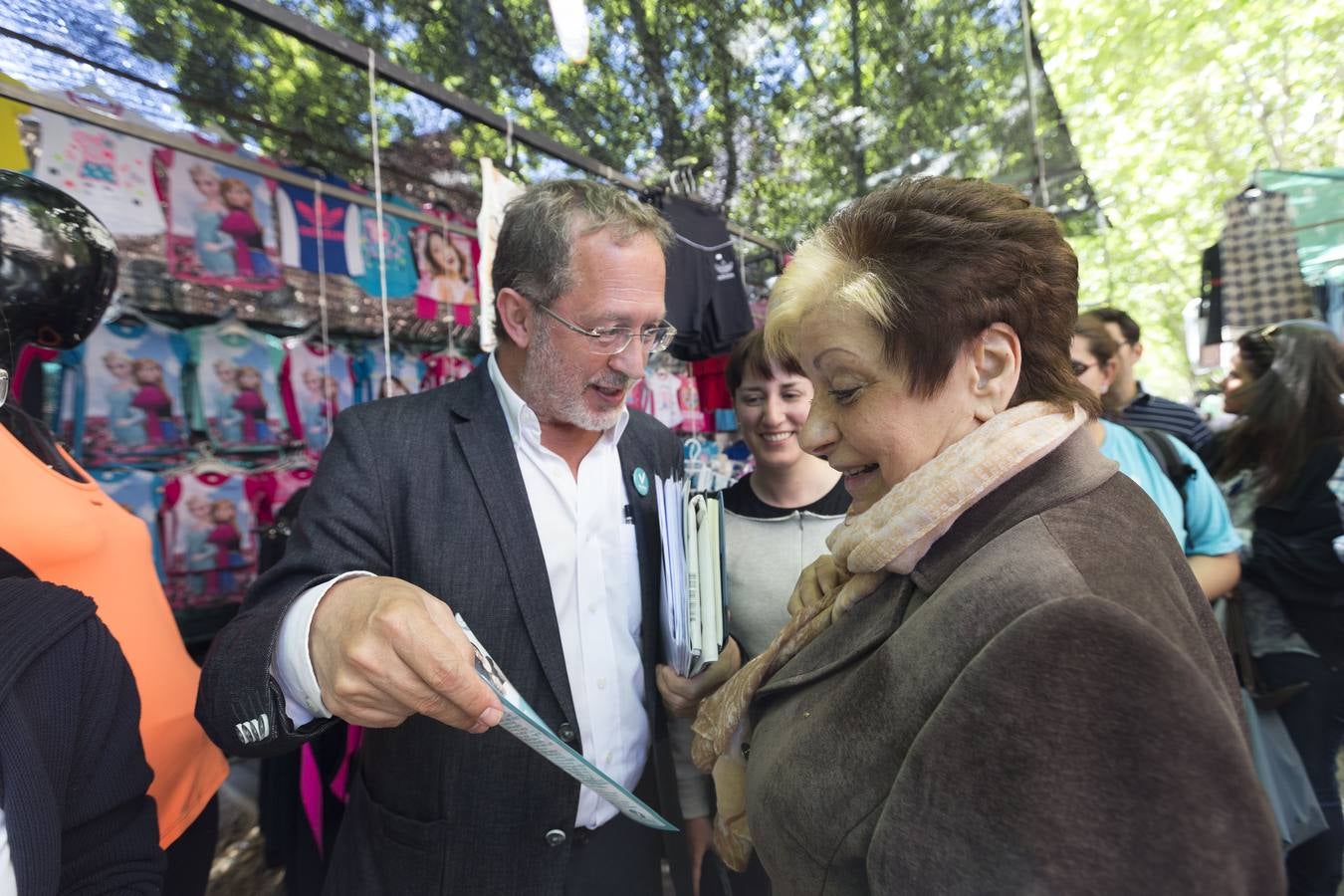 Manuel Saravia, de Valladolid Toma la Palabra, reparte folletos en un mercadillo en el Paseo del Prado de la Magdalena