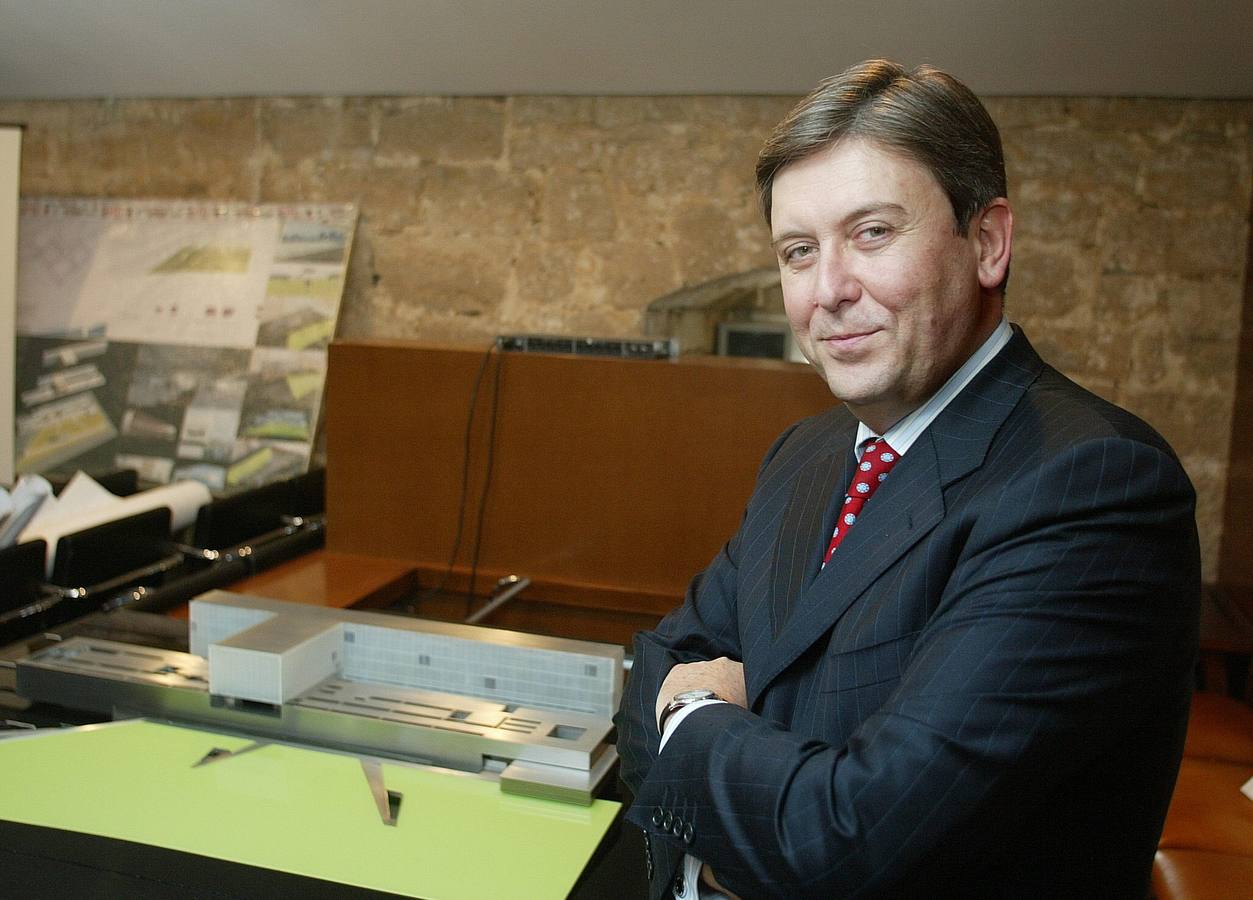 El nuevo presidente de las Cortes de Castilla y León, José Manuel Fernández Santiago, posa delante de la maqueta de la nueva sede del parlamento regional.