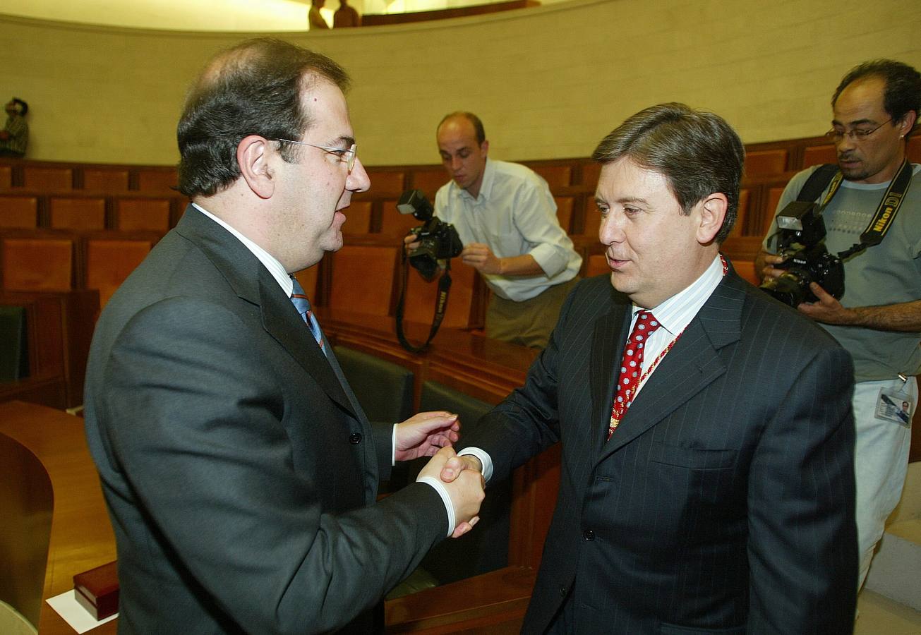 El presidente electo de la Junta de Castilla y León, Juan Vicente Herrera (i), felicita al recién elegido presidente de las Cortes de Castilla y León, José Manuel Fernández Santiago.