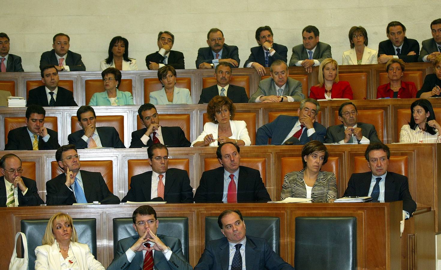 Procuradores del grupo popular durante el pleno de investidura de Juan Vicente Herrera.