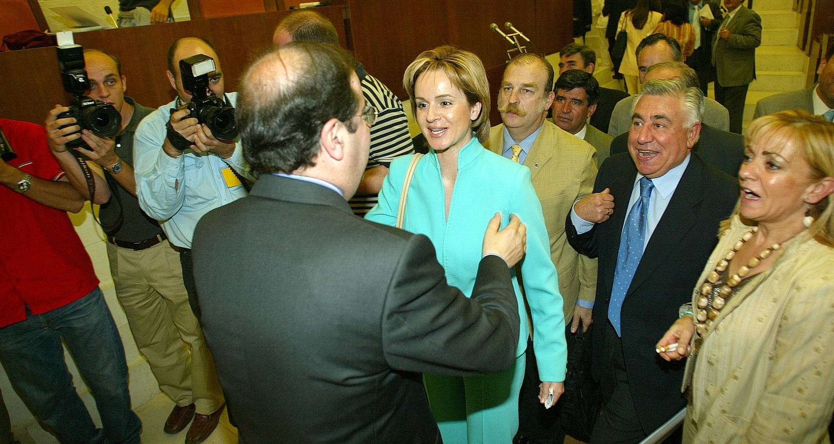 Silvia Clemente felicita a Juan Vicente Herrea.