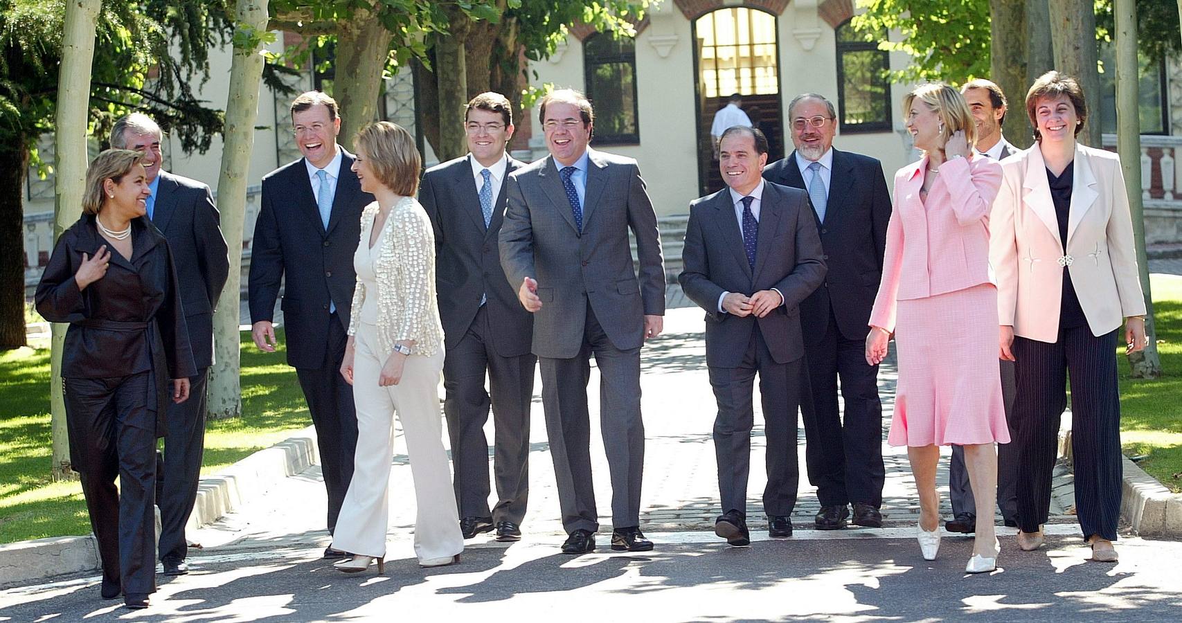 El presidente de la Junta de Castilla y León, Juan Vicente Herrera (c) y los nuevos consejeros que formarán el gobierno regional, se dirigen al escenario de la toma de posesión.