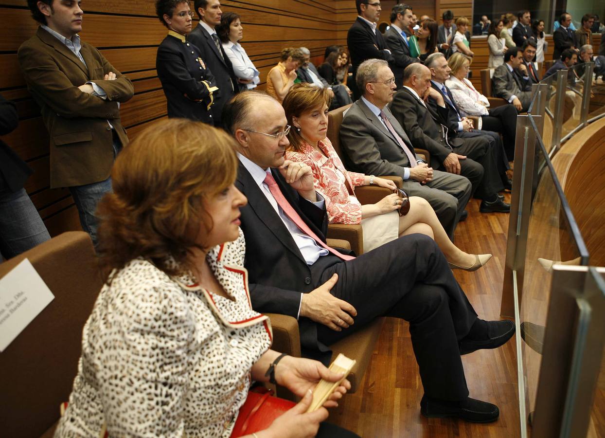 Teresa Barderas, esposa de José Manuel Fernández Santiago, junto a Ramiro Ruiz Medrano, durante la sesión inaugural de la VII Legislatura autonómica en la nueva sede de las Cortes.