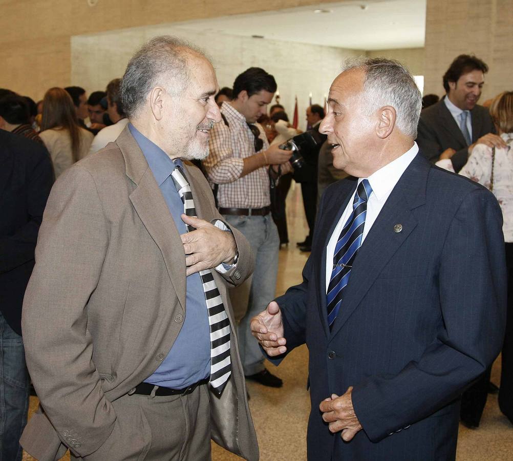 El expresidente de la Junta, Demetrio Madrid, habla con Pedro Martín, del Consejo de Cuentas, durante la sesión inaugural de la VII Legislatura autonómica que tuvo lugar en el hemiciclo de la nueva sede de las Cortes.