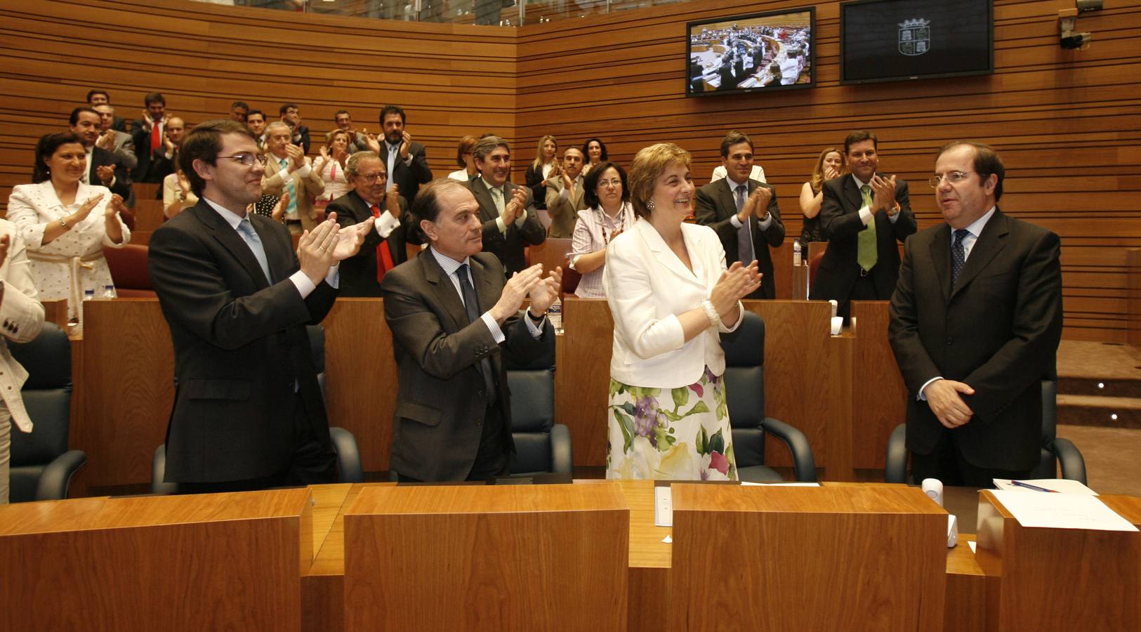 Los procuradores del grupo popular y los consejeros en funciones Alfonso Fernández Mañueco, Tomás Villanueva y María Jesús Ruiz aplauden a Juan Vicente Herrera que acaba de ser reelegido presidente de la Junta.