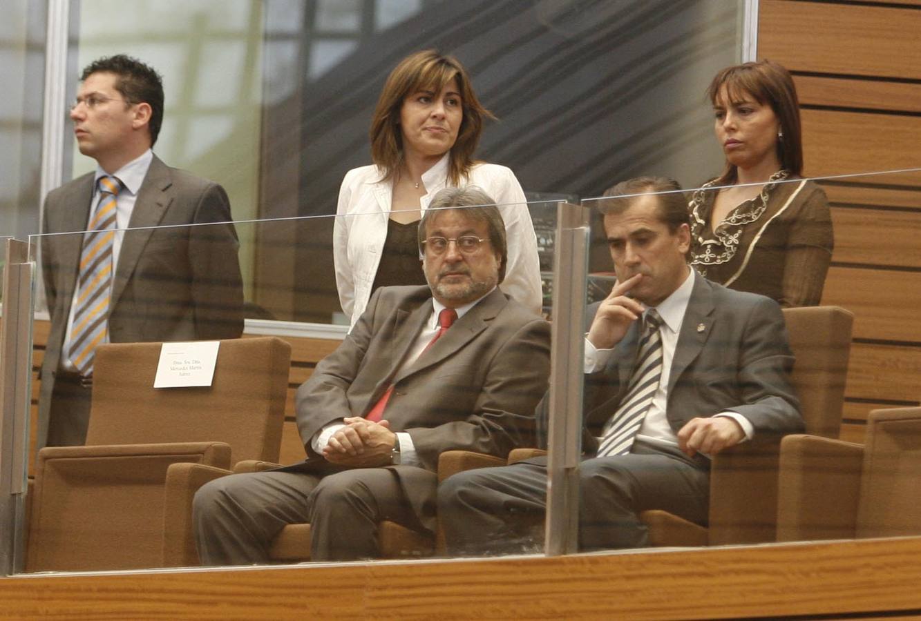 Manuel Iglesias y Mónica Martín (PSOE), Ana Garrido, Jose María González (IU) y Luis Briones durante el debate de investidura en el que Juan Vicente Herrera fue reelegido presidente de la Junta de Castilla y León.