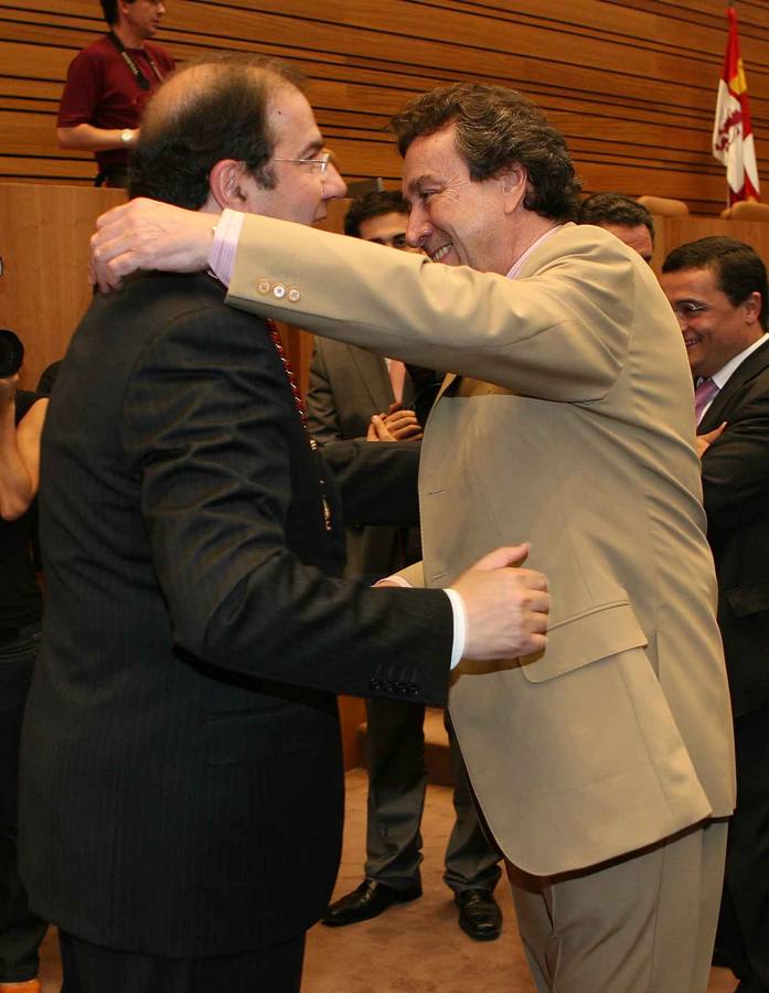 Juan Vicente Herrera recibe un abrazo de José Antonio de Santiago tras la toma de posesión como presidente de la Junta de Castilla y León.