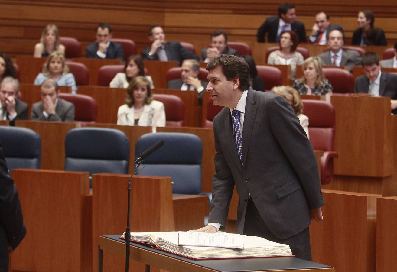 Carlos Fernández Carriedo promete el cargo como procurador en la constitución de la VIII Legislatura de las Cortes de Castilla y León.