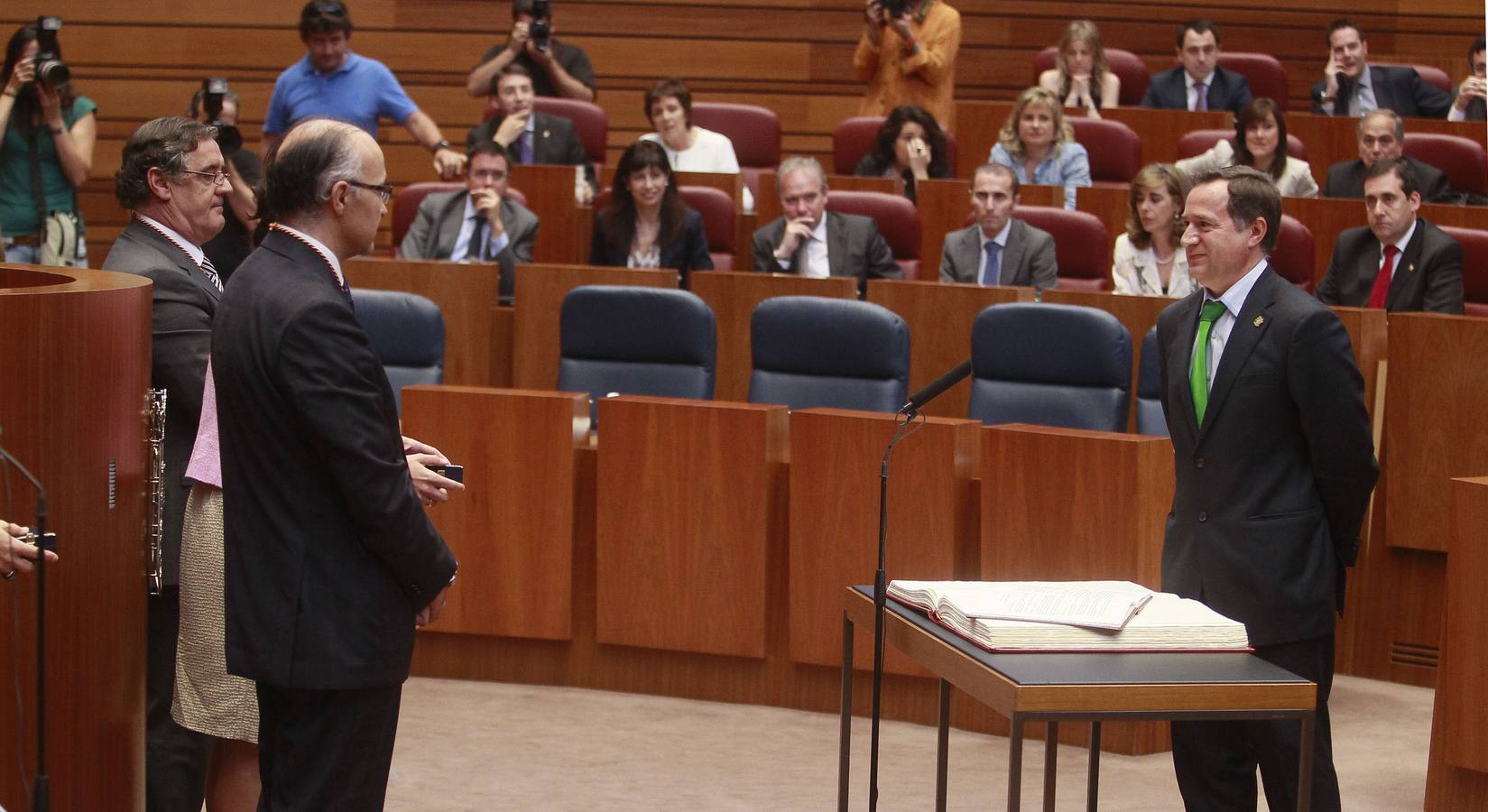 El leonesista Alejandro Valderas promete el cargo como procurador en la constitución de la VIII Legislatura de las Cortes de Castilla y León.