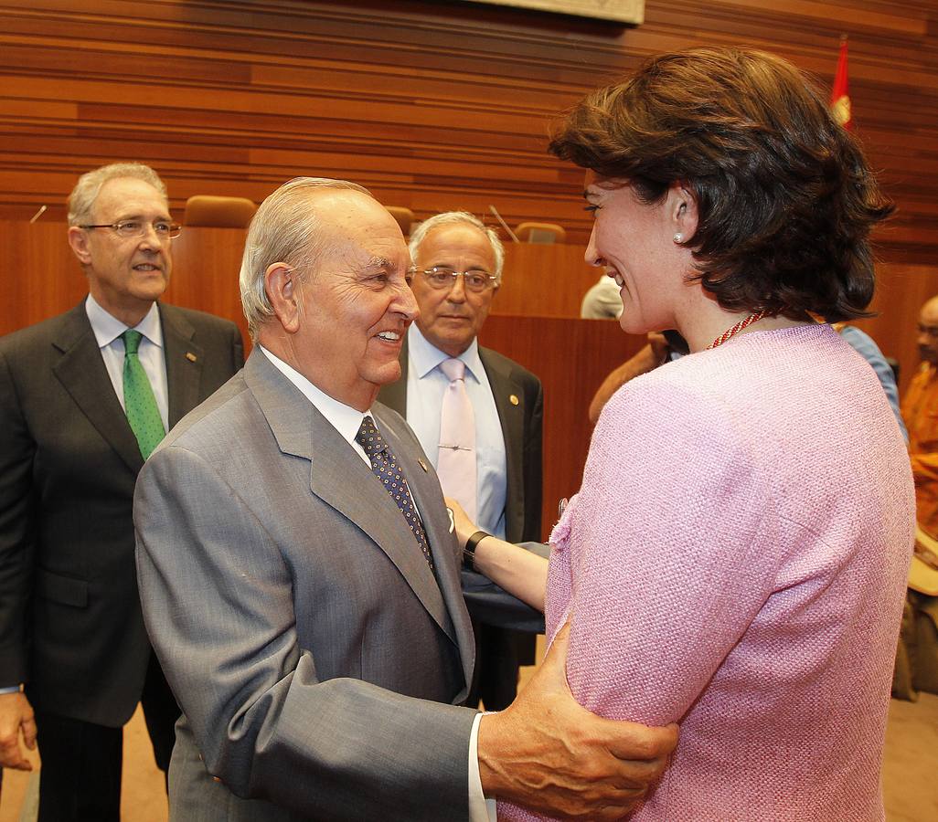 Manuel Estella saluda a Josefa Garcia Cirac, presidenta de las Cortes, en la constitución de la VIII Legislatura de las Cortes de Castilla y León.