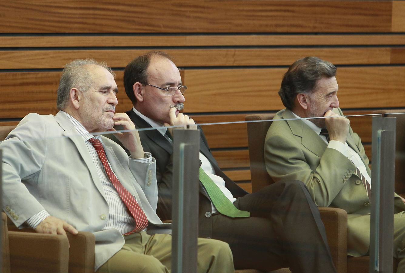 Demetrio Madrid y Mario Bedera, secretario de Estado de Educación, siguen con atención el debate de investidura en el que Juan Vicente Herrera fue reelegido presidente de la Junta de Castilla y León.