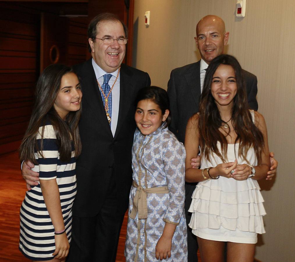 Juan Vicente Herrera posa con su hermano Javier y sus sobrinas Lucía, Daniela y Paula durante su toma de posesión como presidente de la Junta de Castilla y León.