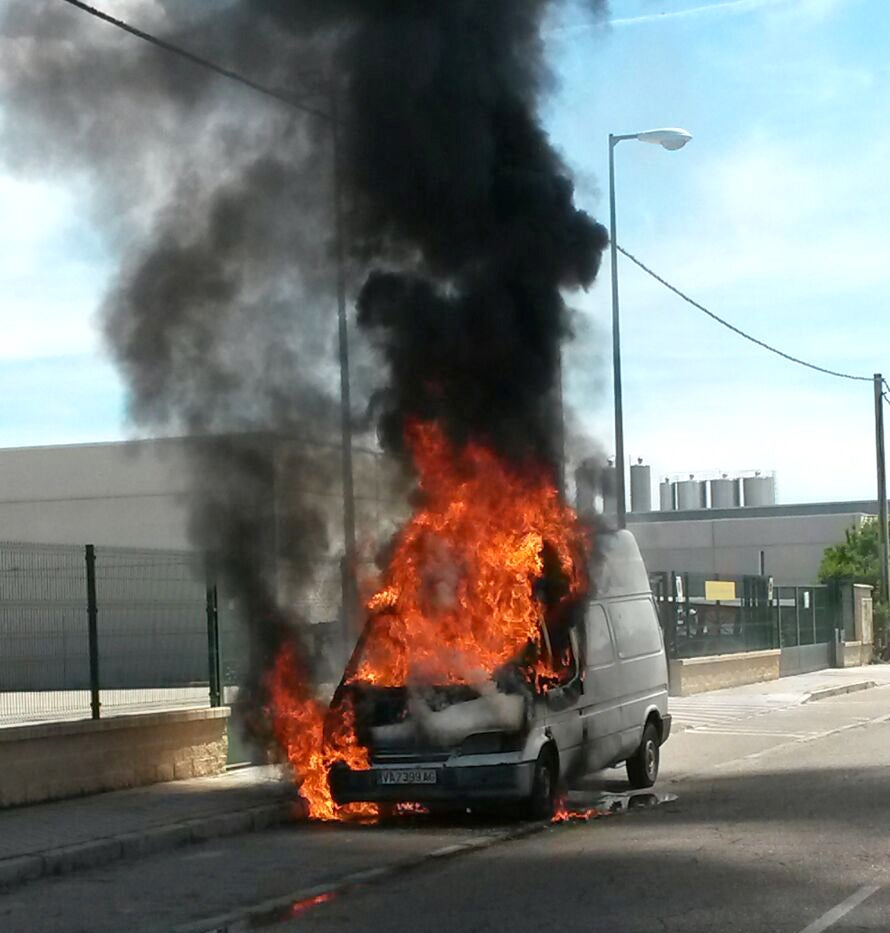 Arde una furgoneta en el polígono de Argales