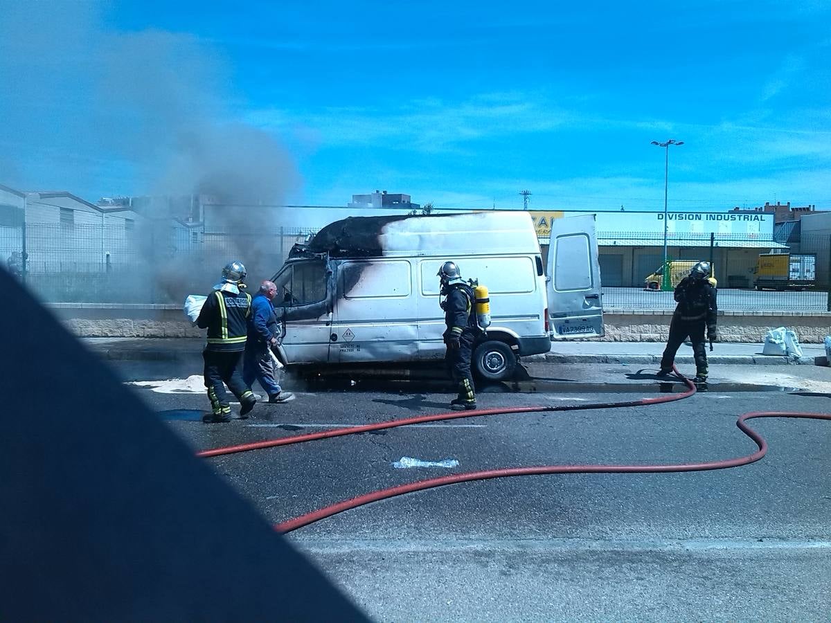 Arde una furgoneta en el polígono de Argales