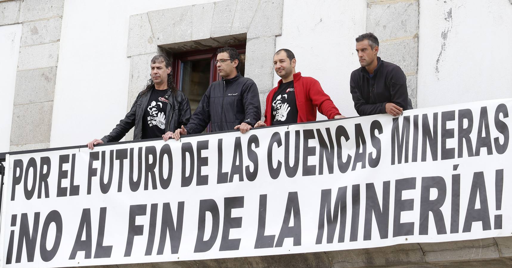 Mineros leoneses realizan nuevos encierros en los ayuntamientos