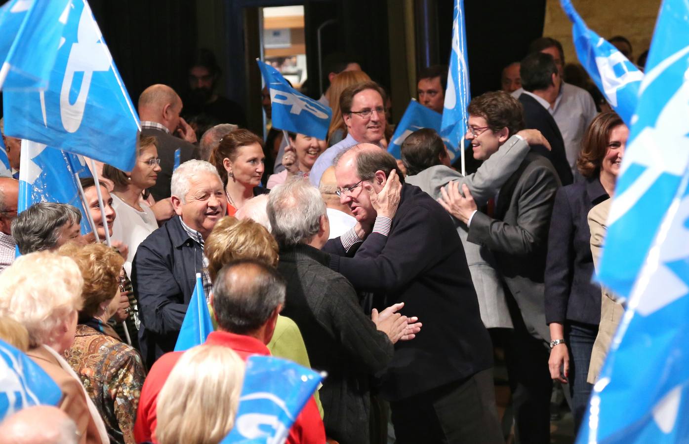 El candidato del PP a la presidencia de la Junta, Juan Vicente Herrera, participa en un acto electoral en Salamanca, junto al candidato a la alcaldía, Alfonso Fernández Mañueco y la candidata a las Cortes, Josefa García Cirac.