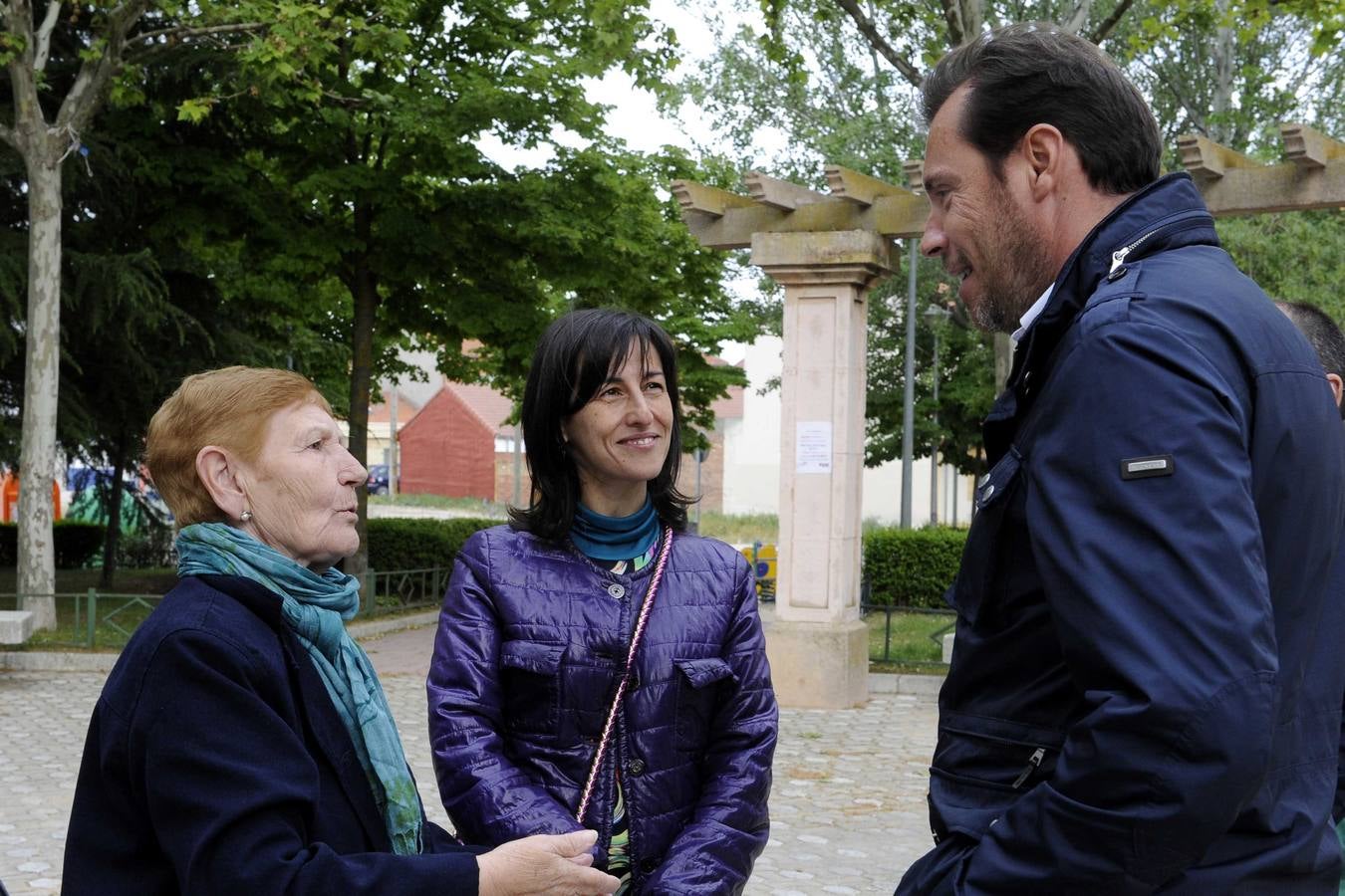 El candidato socialista a la Alcaldía de Valladolid, Óscar Puente, llama al timbre de las casas de Las Flores y esplica su programa en bares y plazas
