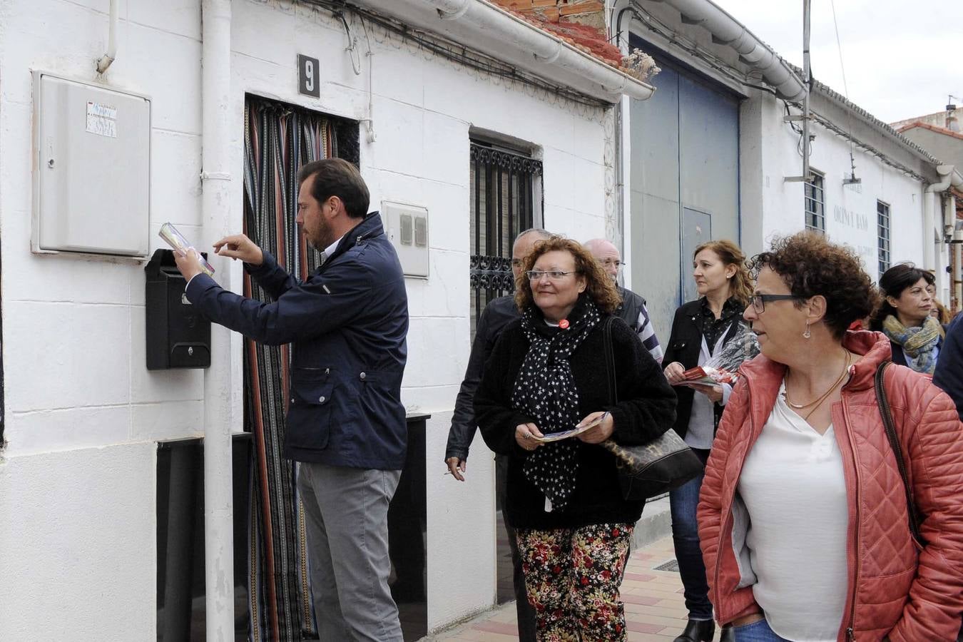 El candidato socialista a la Alcaldía de Valladolid, Óscar Puente, llama al timbre de las casas de Las Flores y esplica su programa en bares y plazas