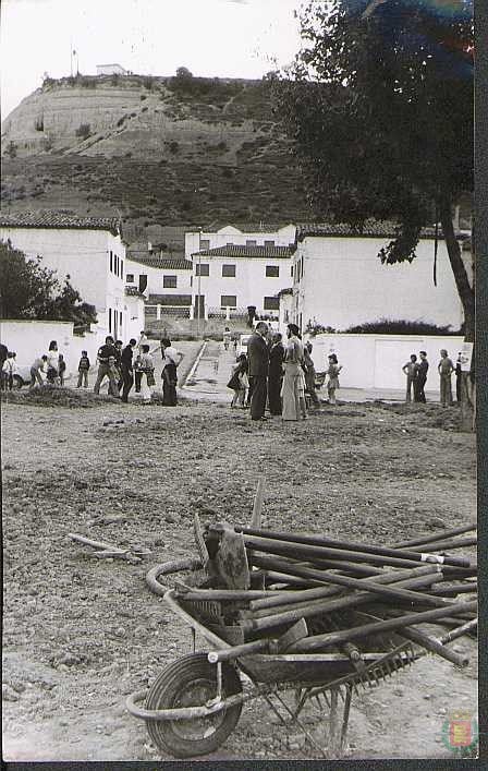 Un grupo de vecinos con las herramientas para plantar árboles en el barrio.